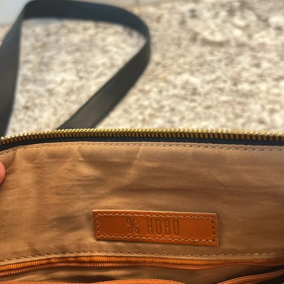 HOBO black pebbled leather crossbody bag w/ adjustable 24-27 in strap - Picture 8 of 8